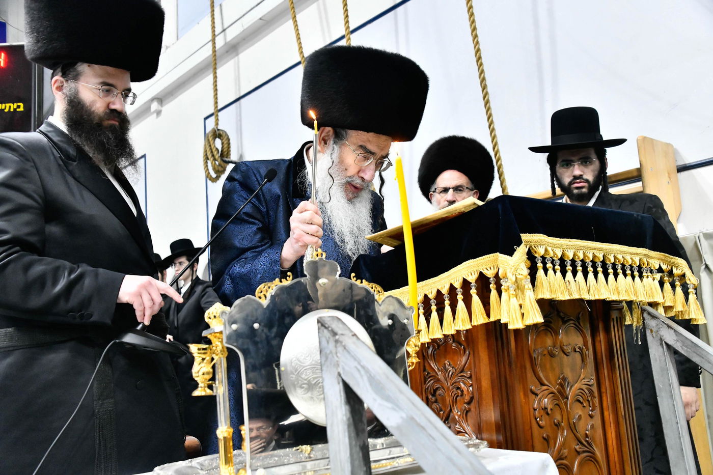 מוצאי שבת חנוכה בחצה"ק אלכסנדר