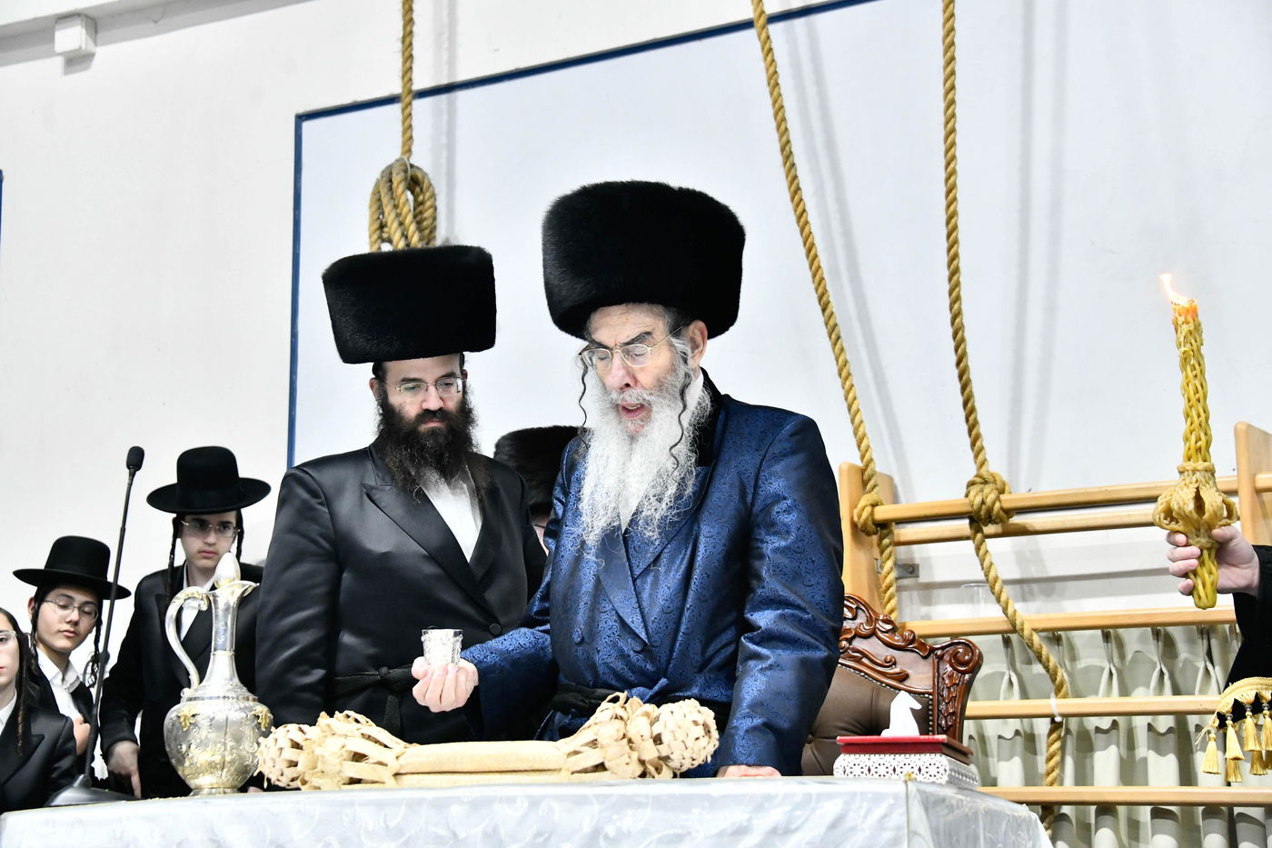 מוצאי שבת חנוכה בחצה"ק אלכסנדר