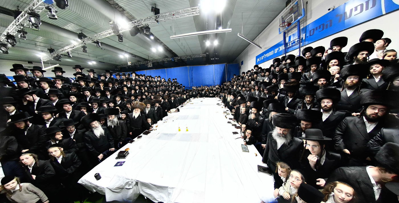 מוצאי שבת חנוכה בחצה"ק אלכסנדר