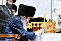 מוצאי שבת חנוכה בחצה"ק אלכסנדר