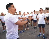 עם טריקו ונעלי ספורט: מקרון התאמן עם חיילי קומנדו הצרפתיים באבו דאבי | צפו