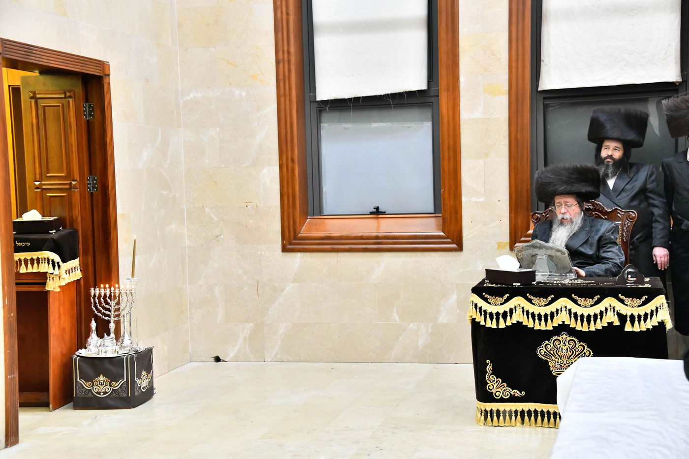 מוצאי שבת חנוכה בחצה"ק שבט הלוי