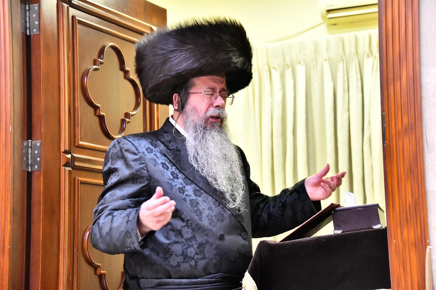 מוצאי שבת חנוכה בחצה"ק שבט הלוי