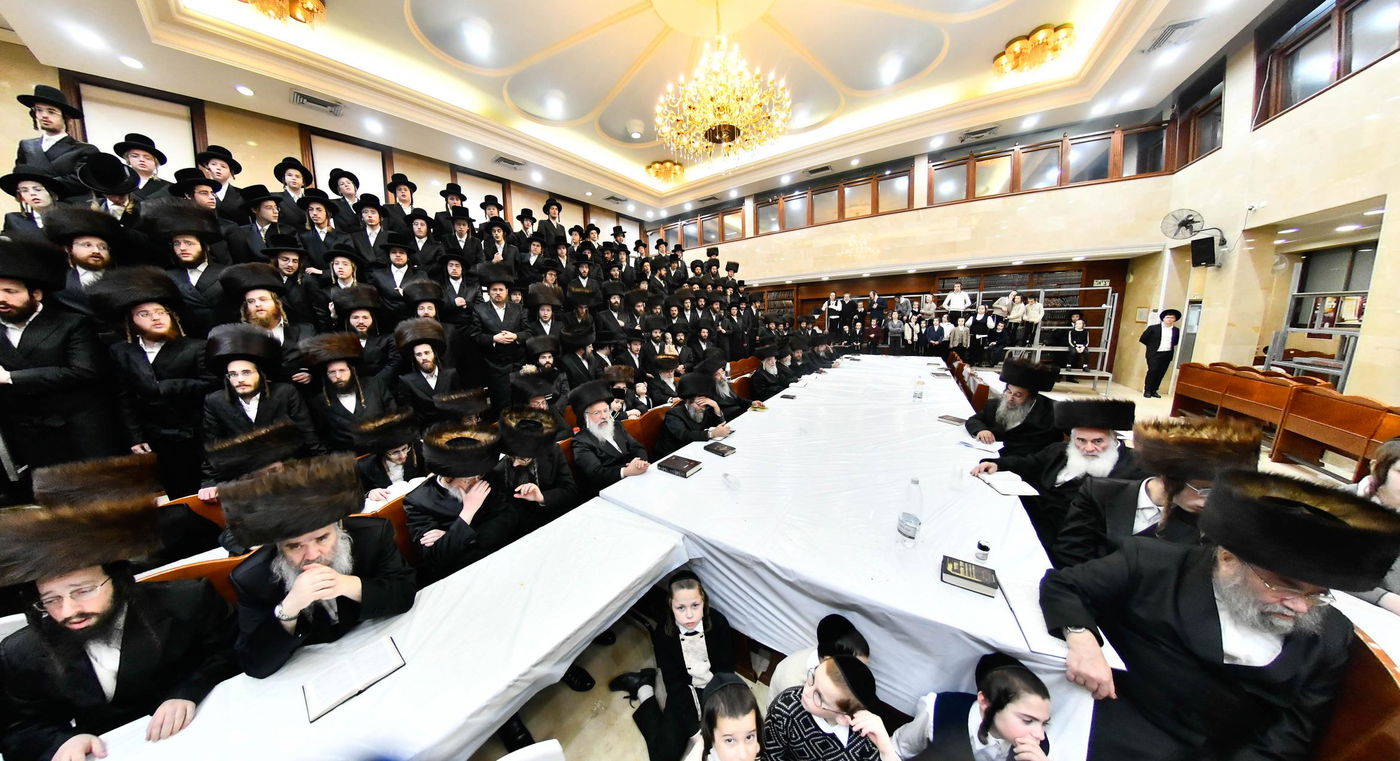 מוצאי שבת חנוכה בחצה"ק שבט הלוי