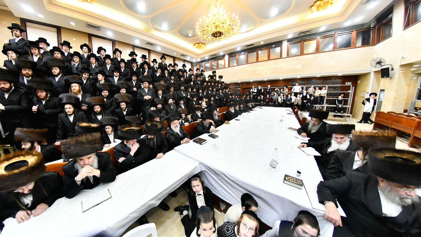 מוצאי שבת חנוכה בחצה"ק שבט הלוי