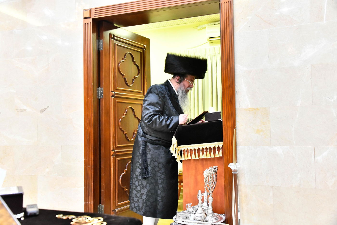 מוצאי שבת חנוכה בחצה"ק שבט הלוי