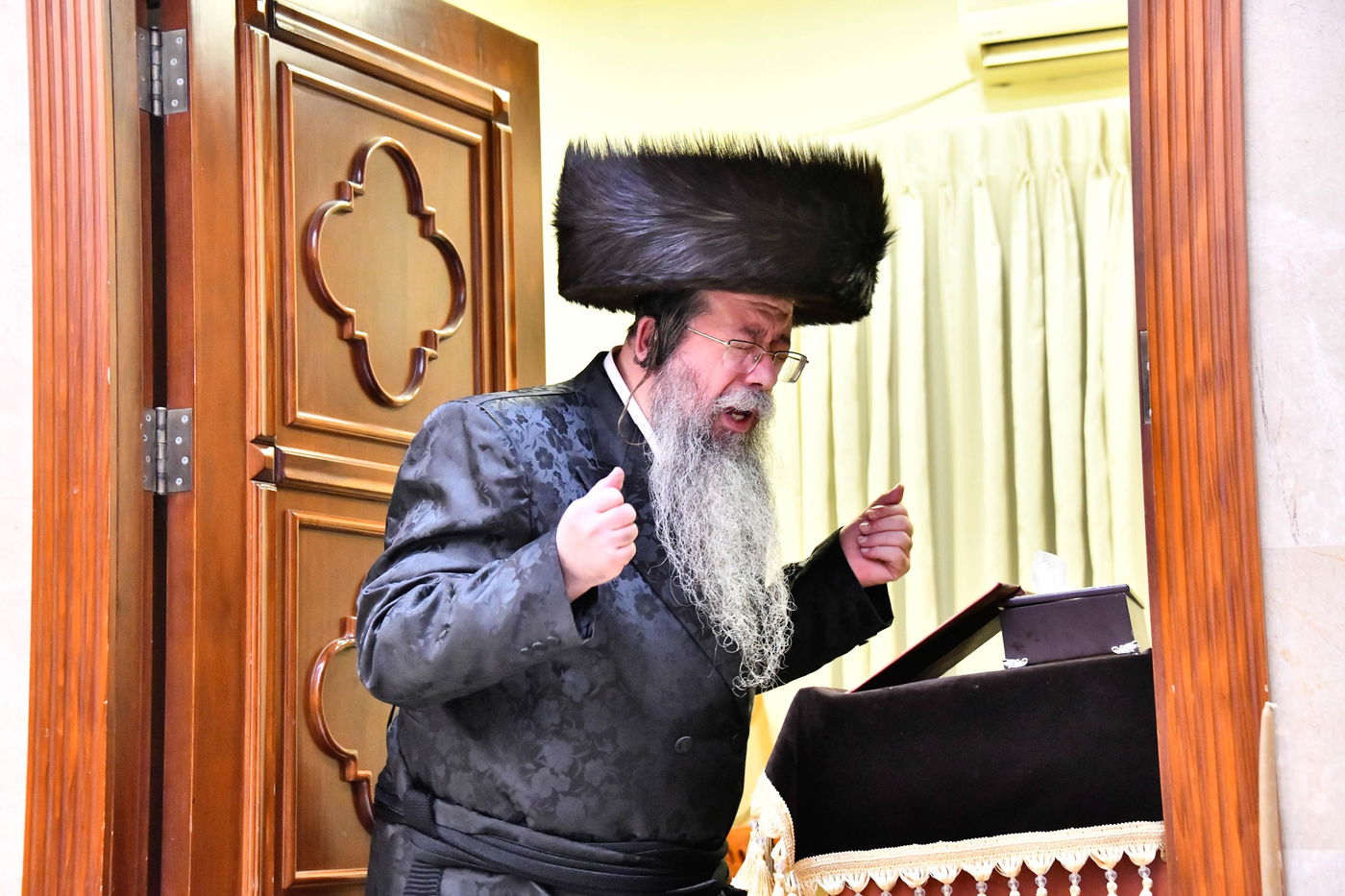 מוצאי שבת חנוכה בחצה"ק שבט הלוי