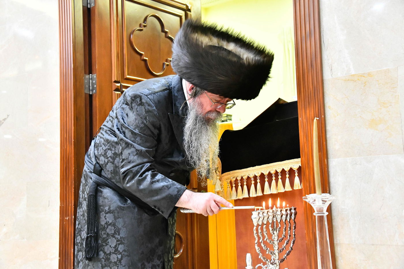 מוצאי שבת חנוכה בחצה"ק שבט הלוי