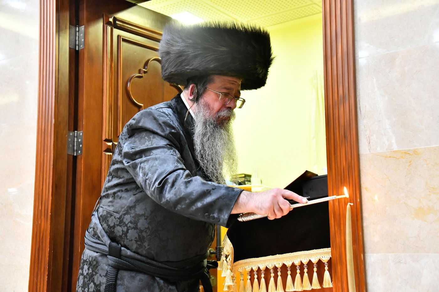 מוצאי שבת חנוכה בחצה"ק שבט הלוי