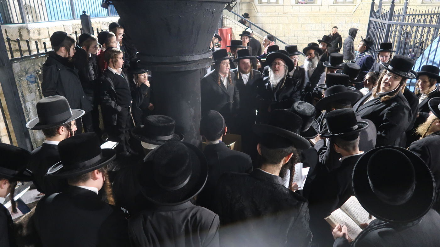 זאת חנוכה בחצה"ק ביאלה ב"ב