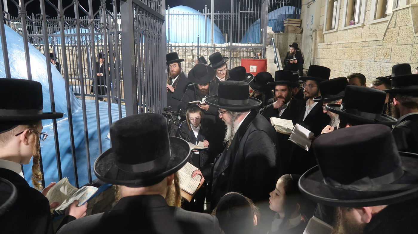 זאת חנוכה בחצה"ק ביאלה ב"ב