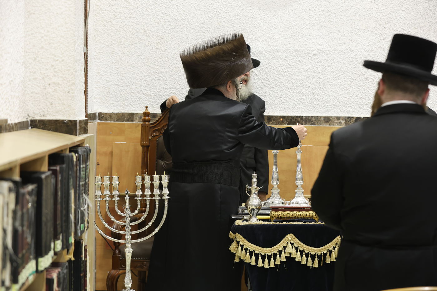 זאת חנוכה בחצה"ק ביאלה ב"ב