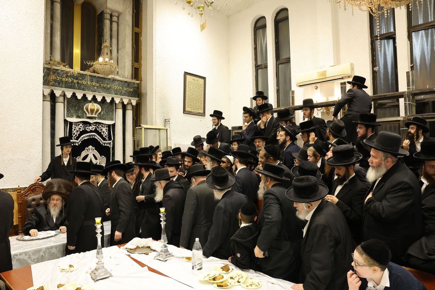 זאת חנוכה בחצה"ק ביאלה ב"ב