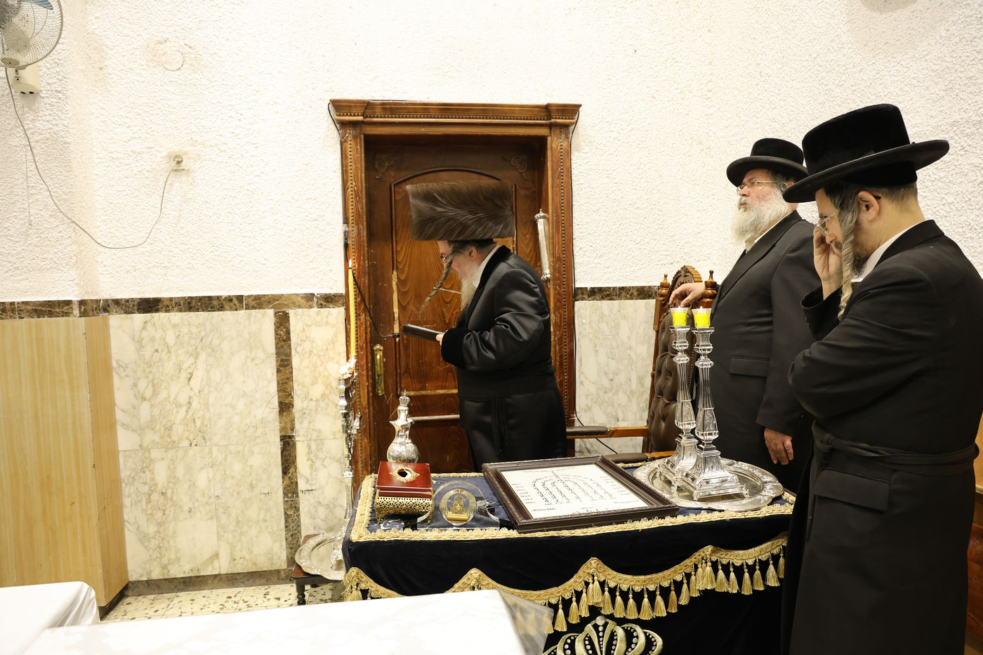 זאת חנוכה בחצה"ק ביאלה ב"ב