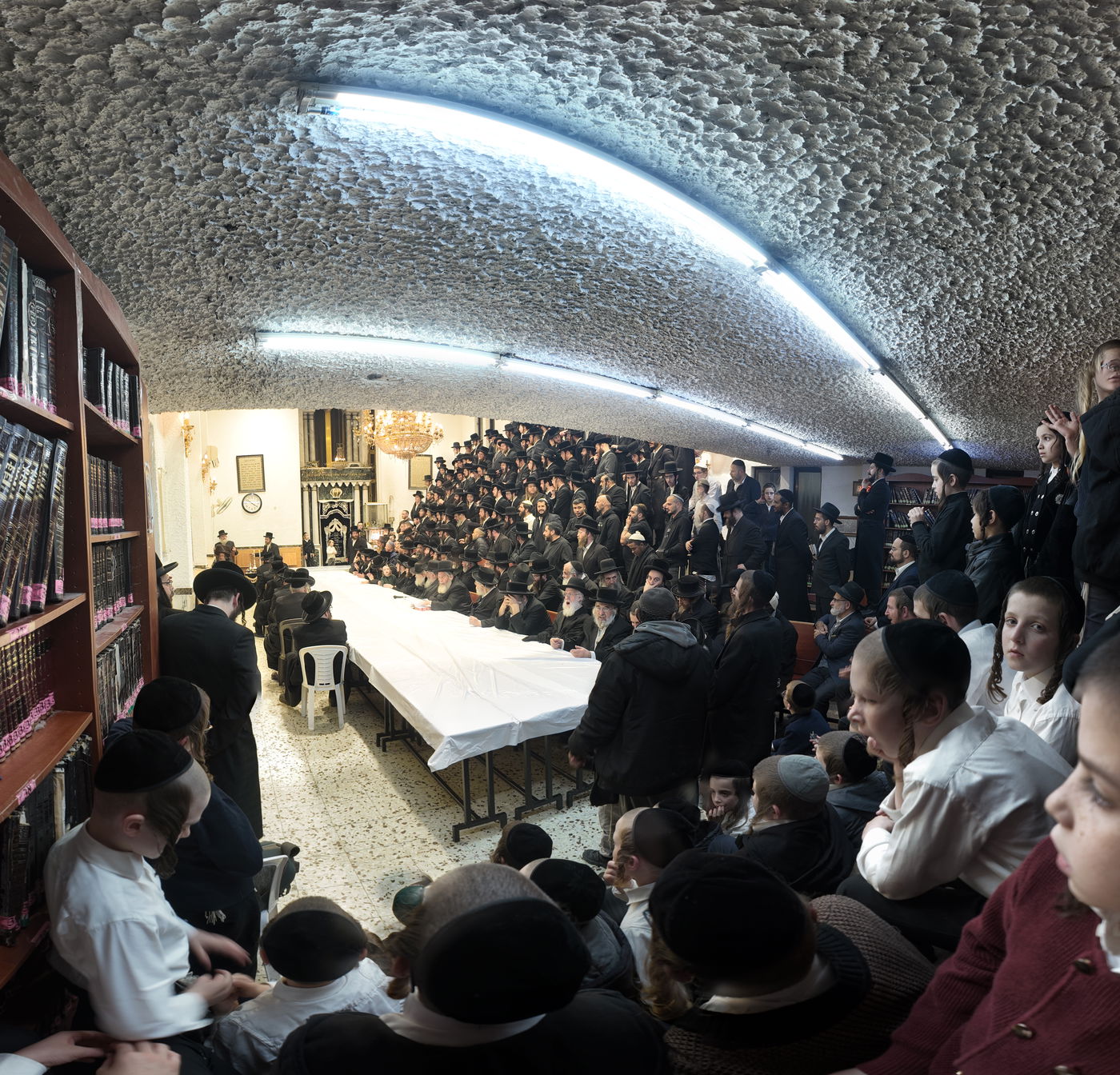 זאת חנוכה בחצה"ק ביאלה ב"ב