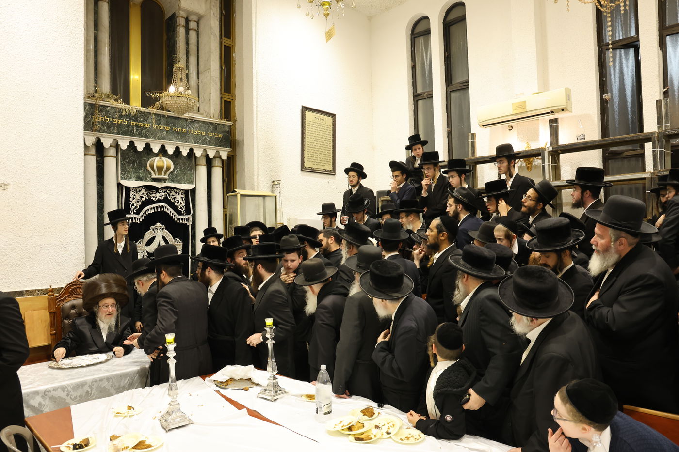 זאת חנוכה בחצה"ק ביאלה ב"ב