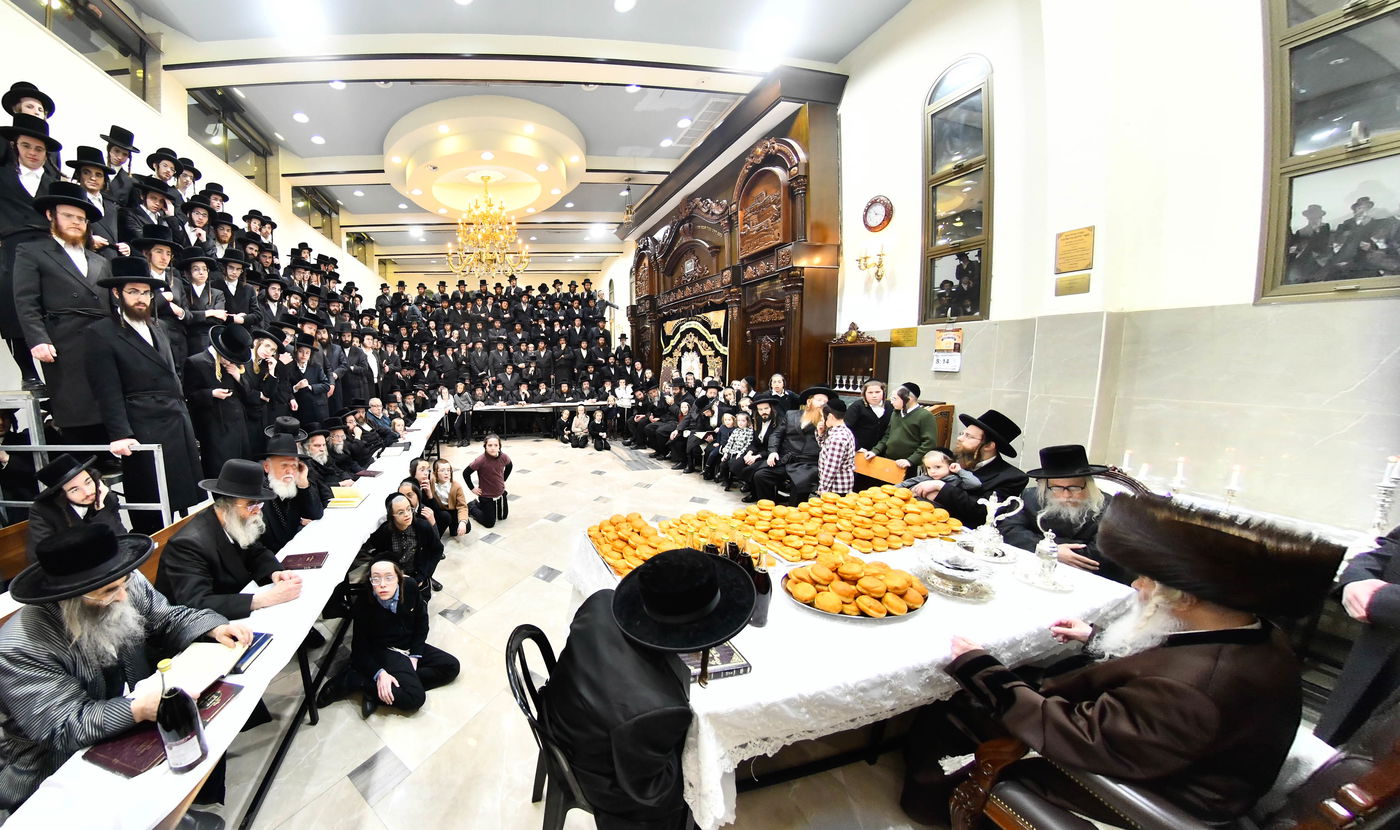 האדמו"ר מקרעטשניף י-ם בהדלקת נרות חנוכה