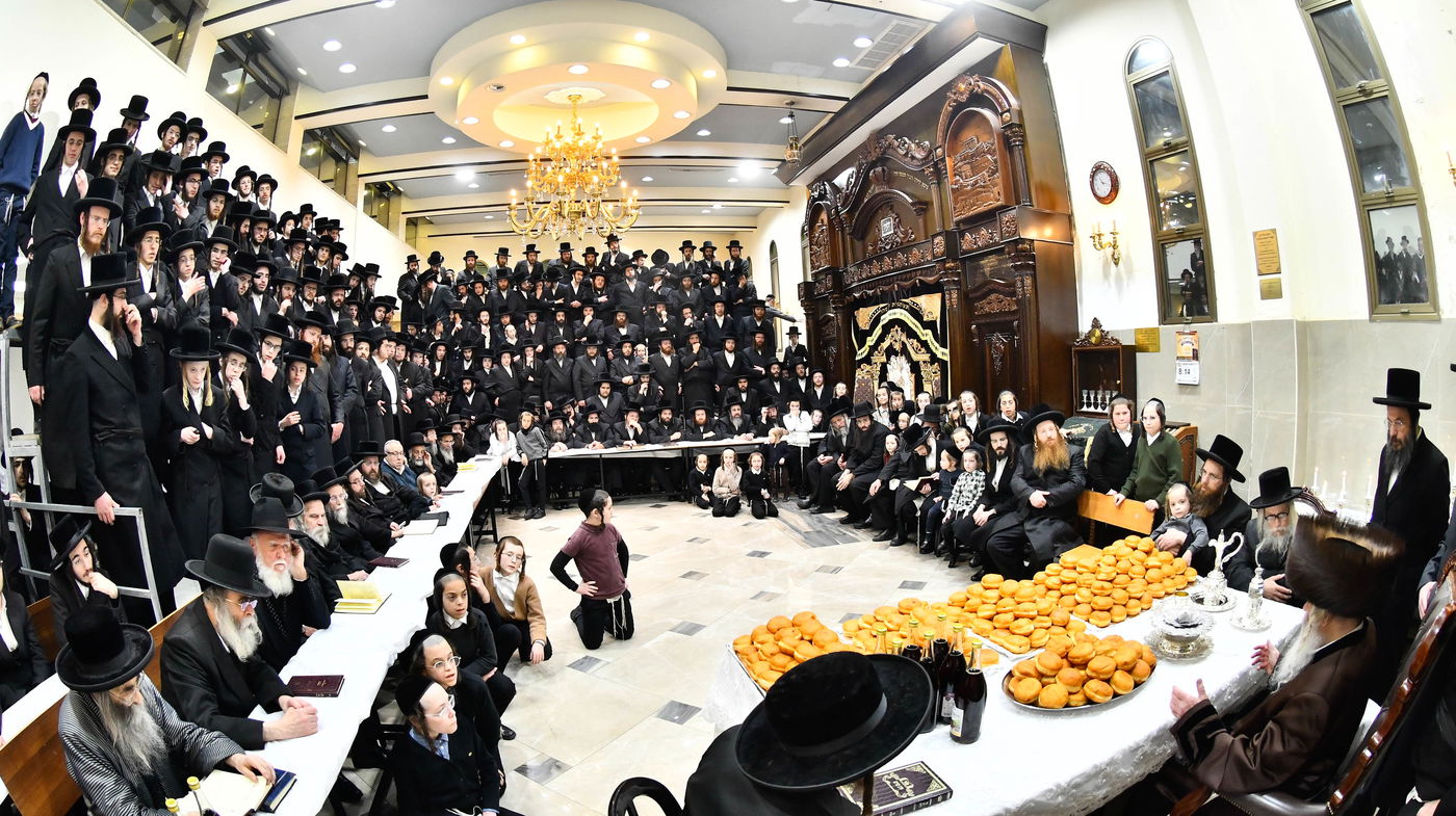 האדמו"ר מקרעטשניף י-ם בהדלקת נרות חנוכה