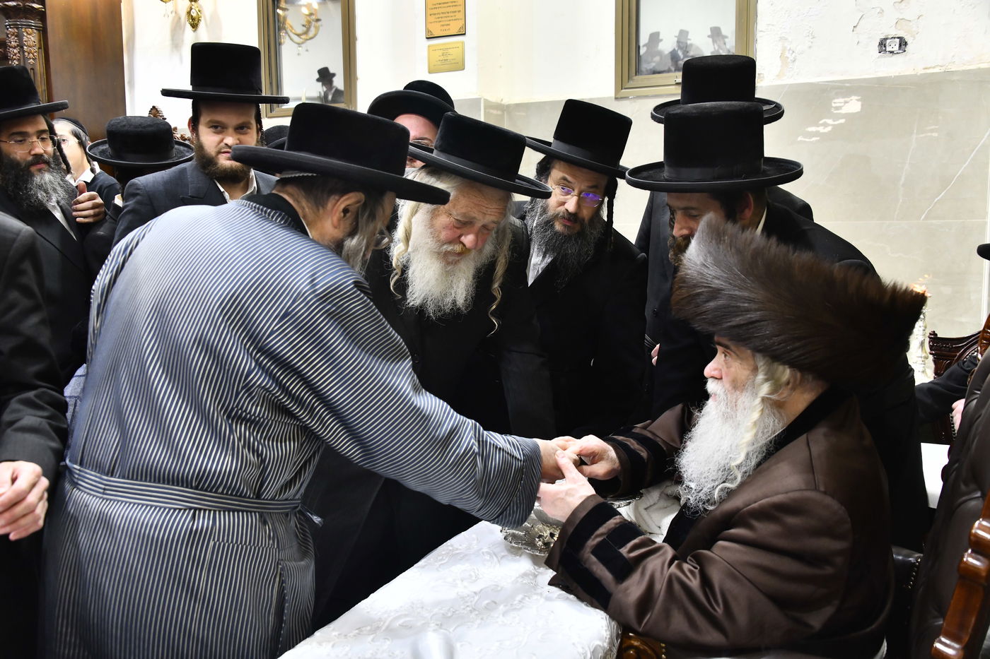 האדמו"ר מקרעטשניף י-ם בהדלקת נרות חנוכה