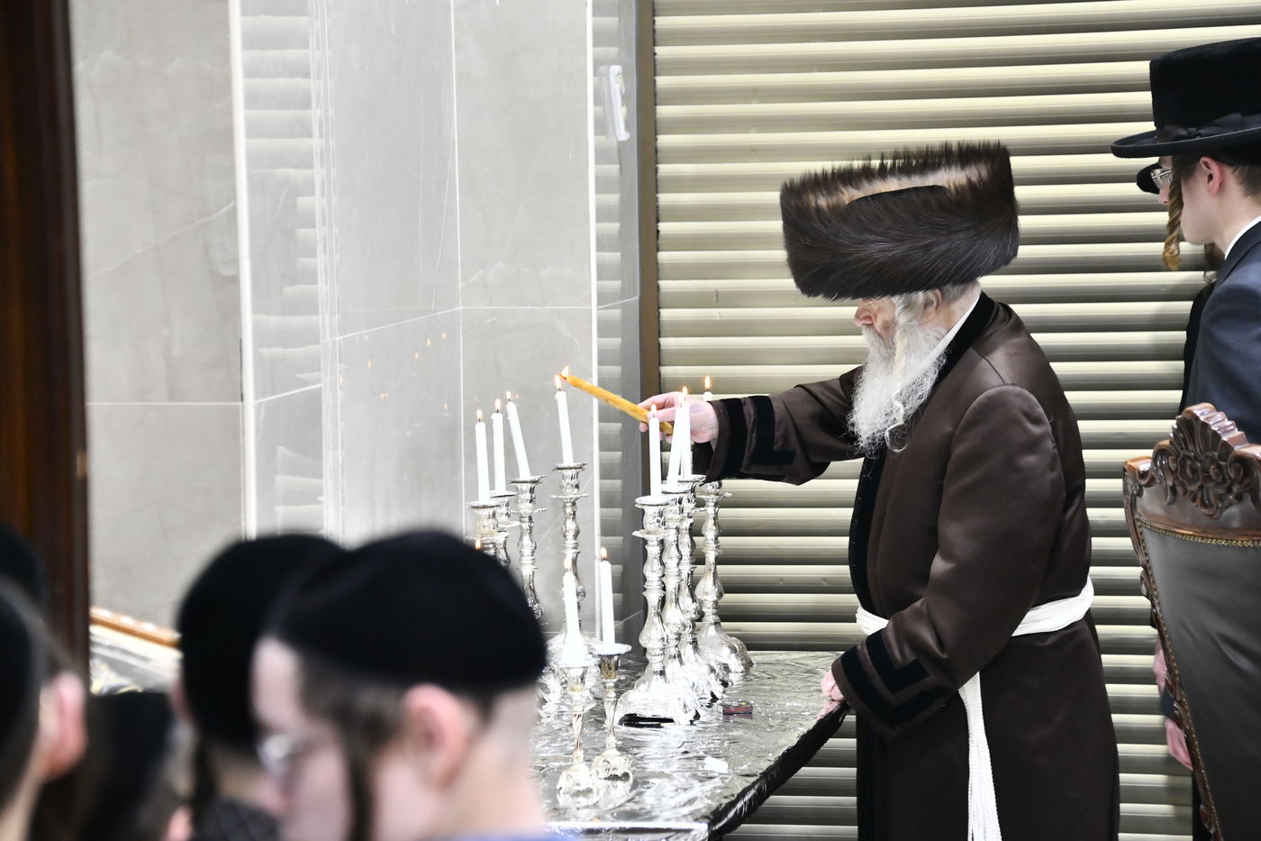 האדמו"ר מקרעטשניף י-ם בהדלקת נרות חנוכה