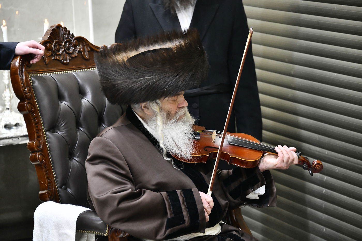 האדמו"ר מקרעטשניף י-ם בהדלקת נרות חנוכה