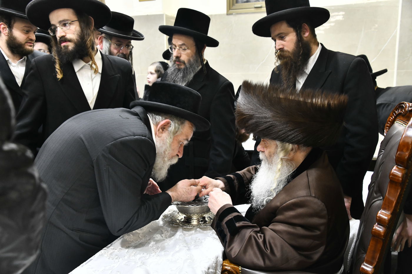 האדמו"ר מקרעטשניף י-ם בהדלקת נרות חנוכה