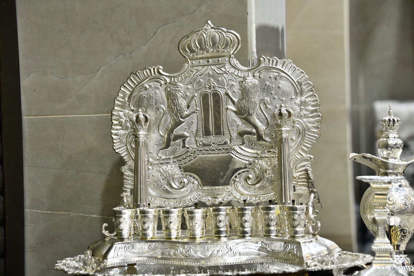 חנוכיית האדמו"ר מקרעטשניף י-ם