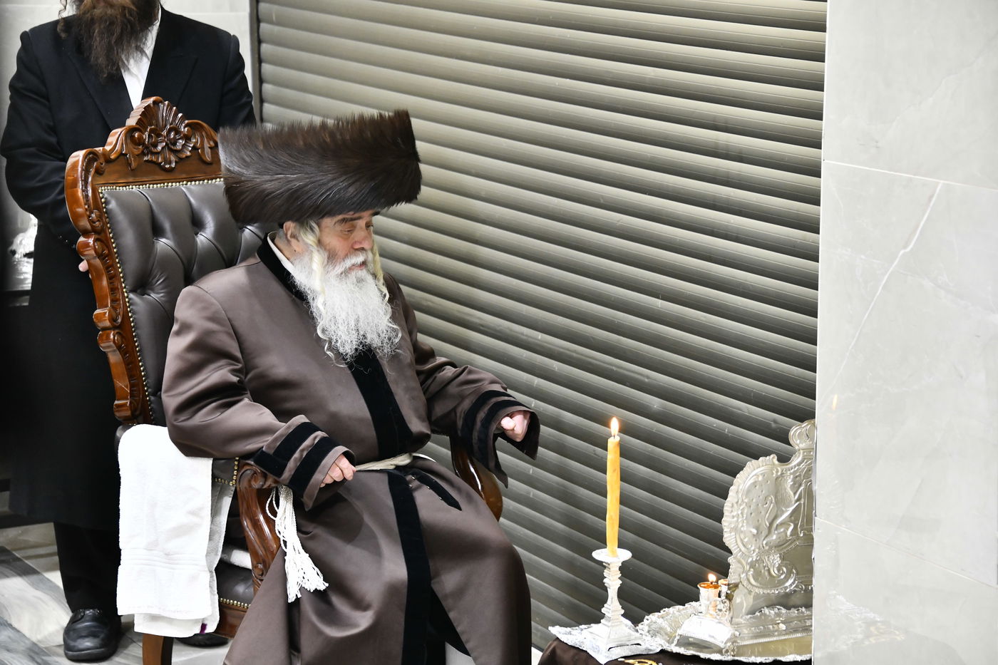 האדמו"ר מקרעטשניף י-ם בהדלקת נרות חנוכה