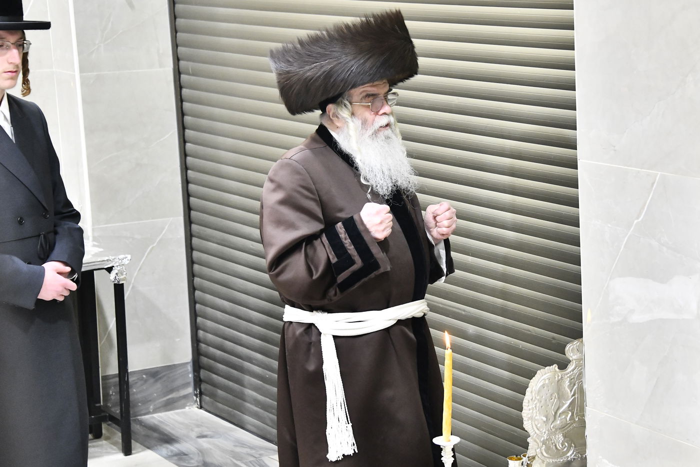 האדמו"ר מקרעטשניף י-ם בהדלקת נרות חנוכה