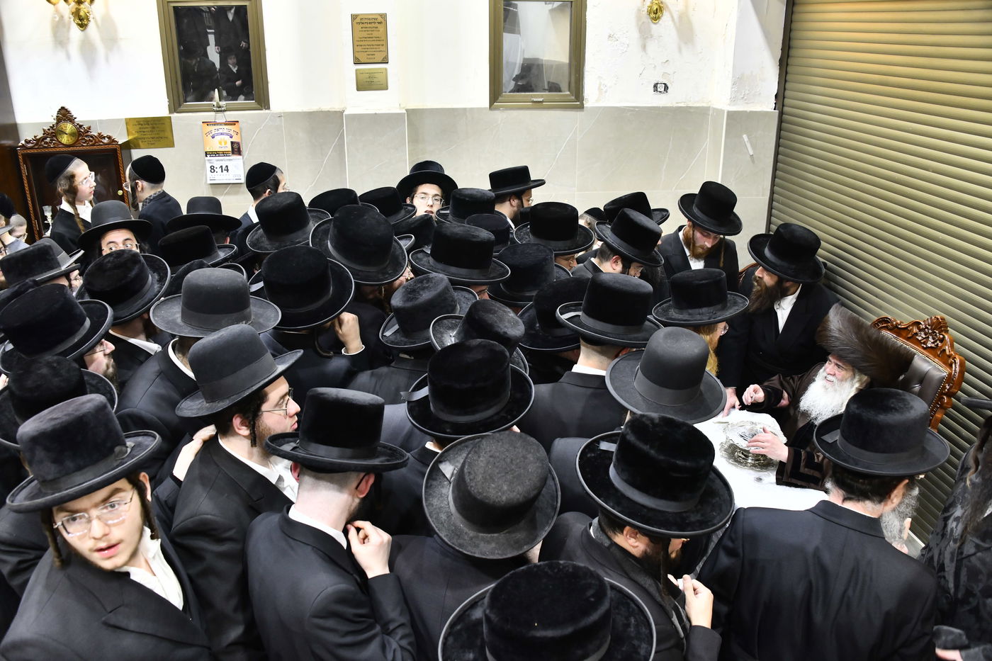 האדמו"ר מקרעטשניף י-ם בהדלקת נרות חנוכה