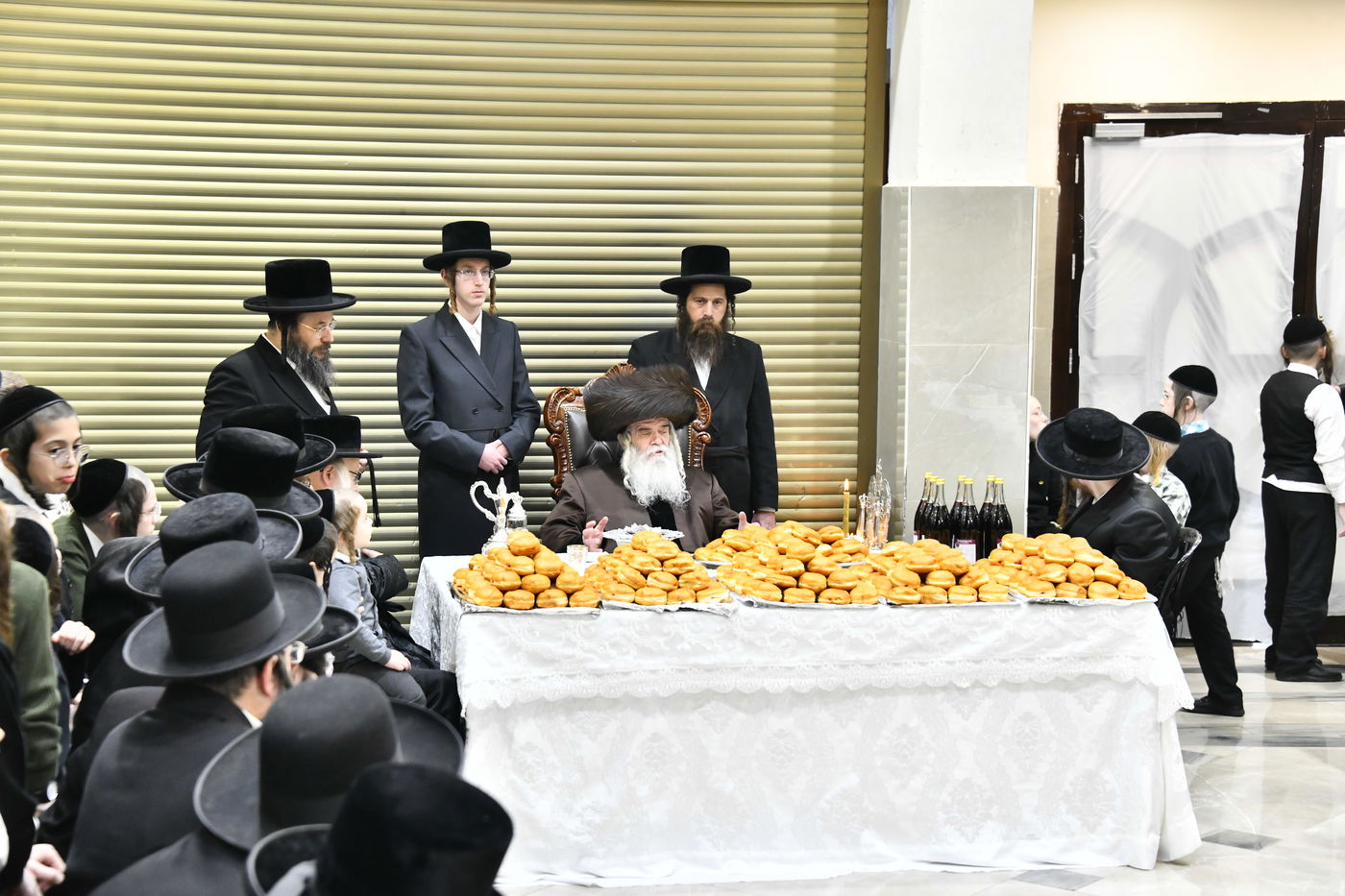 האדמו"ר מקרעטשניף י-ם בהדלקת נרות חנוכה