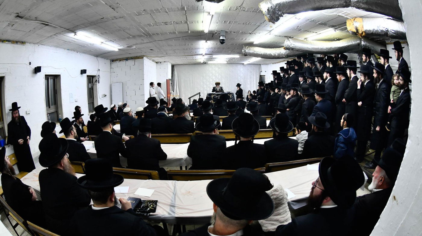 האדמו"ר מטולנא בהדלקת נרות חנוכה