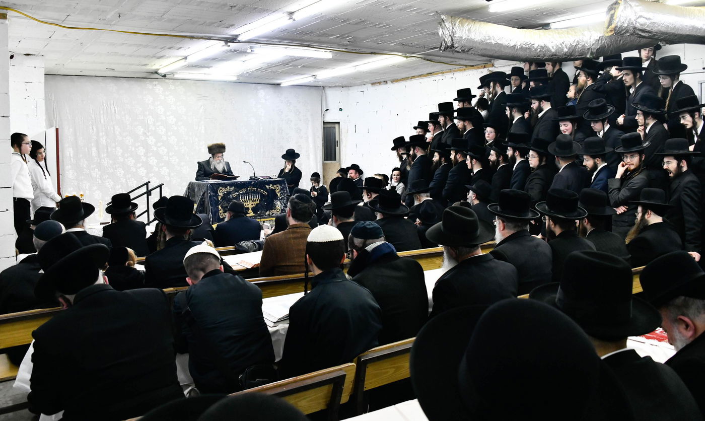 האדמו"ר מטולנא בהדלקת נרות חנוכה