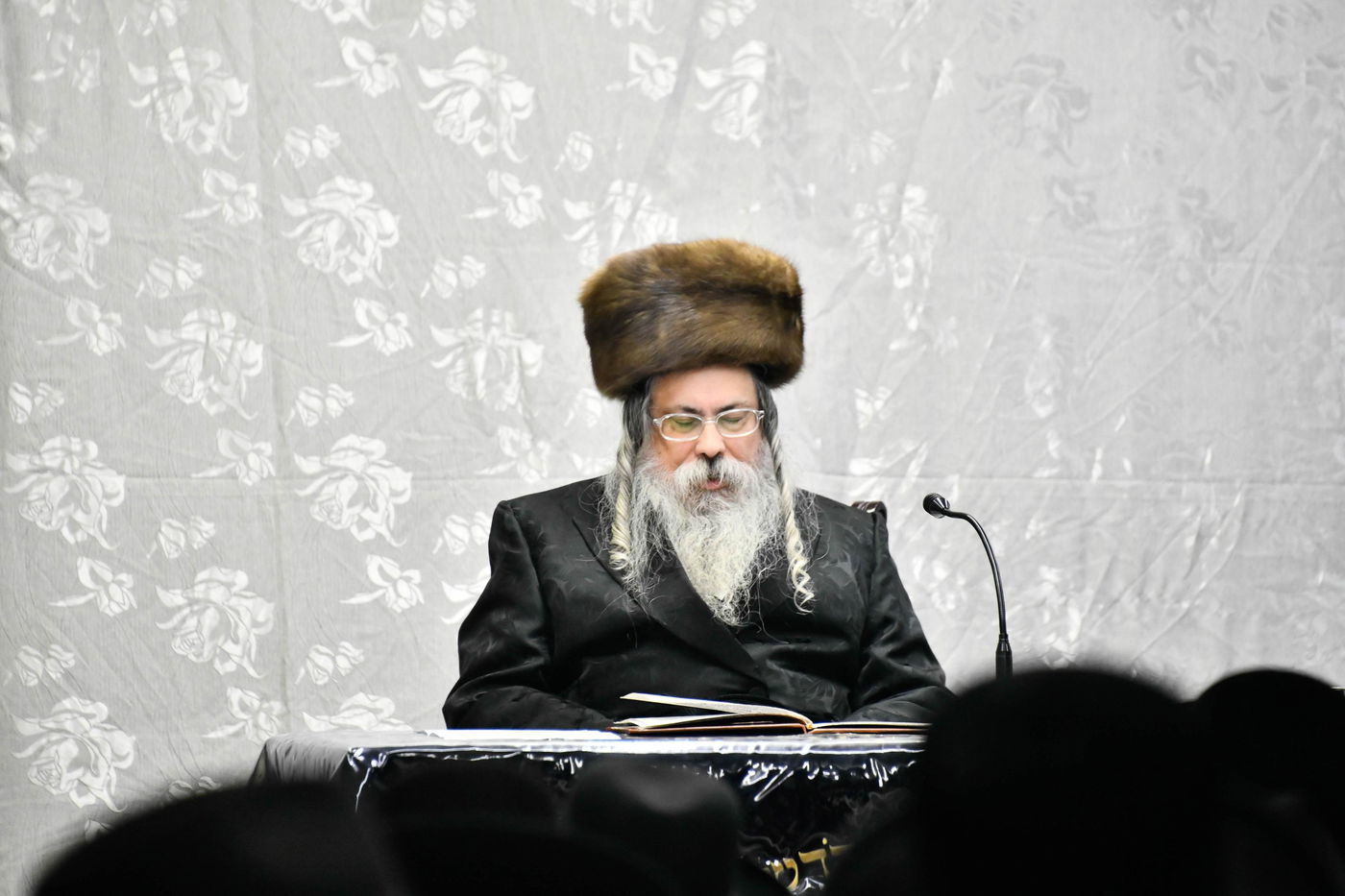 האדמו"ר מטולנא בהדלקת נרות חנוכה