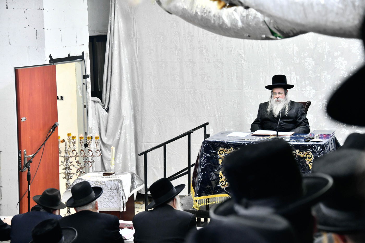 האדמו"ר מטולנא בהדלקת נרות חנוכה