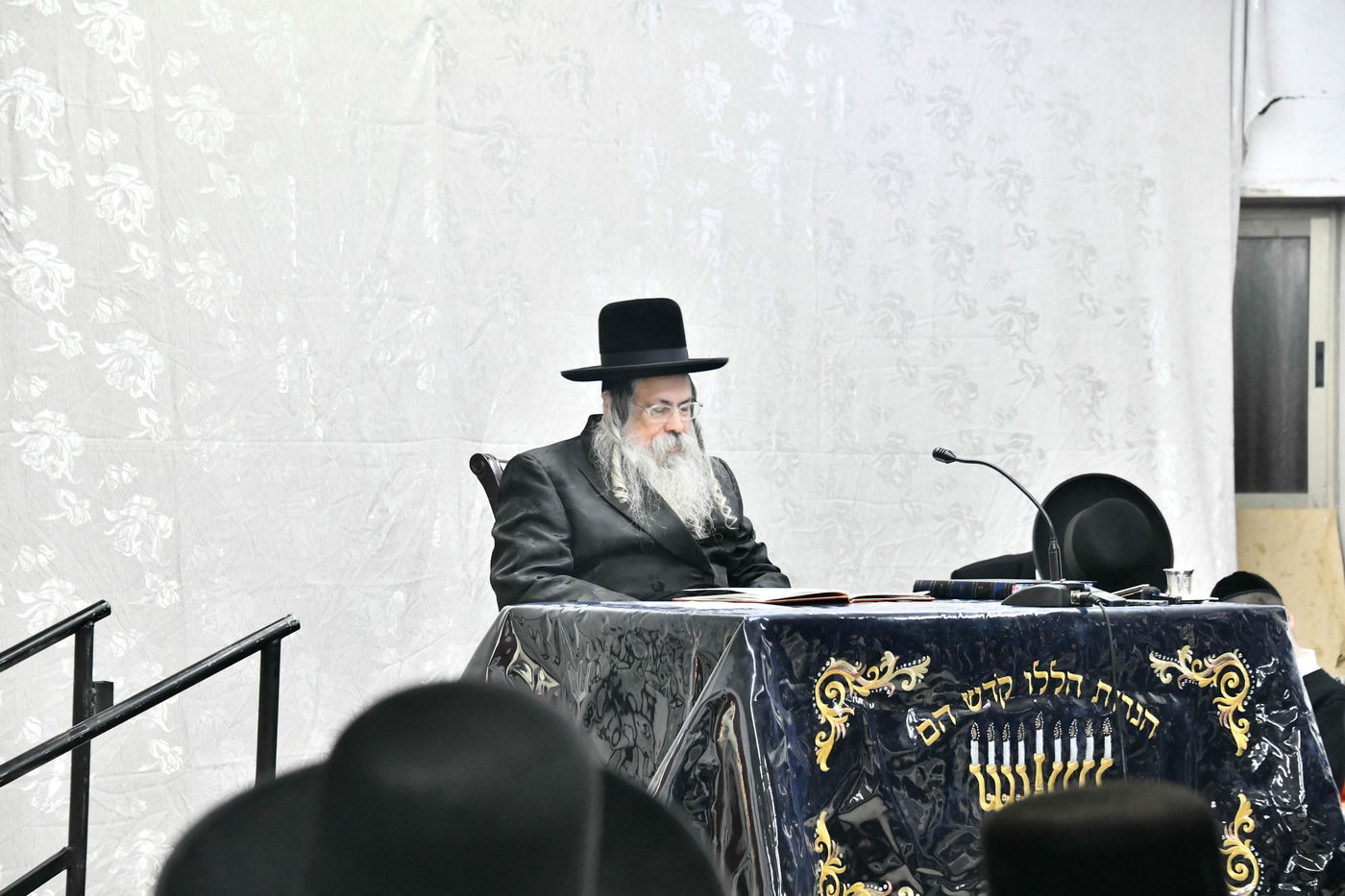 האדמו"ר מטולנא בהדלקת נרות חנוכה