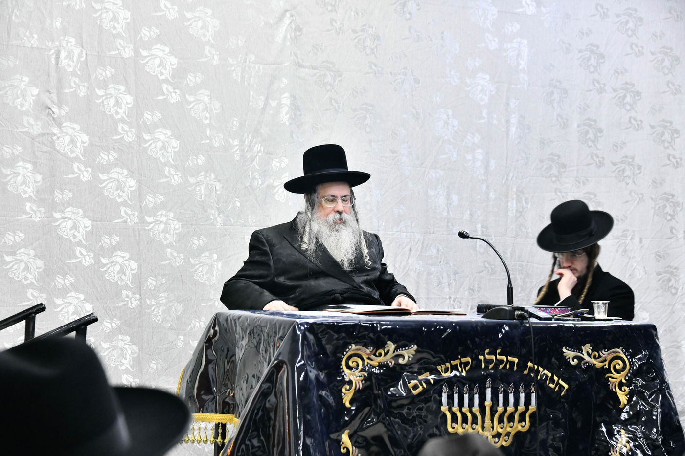 האדמו"ר מטולנא בהדלקת נרות חנוכה