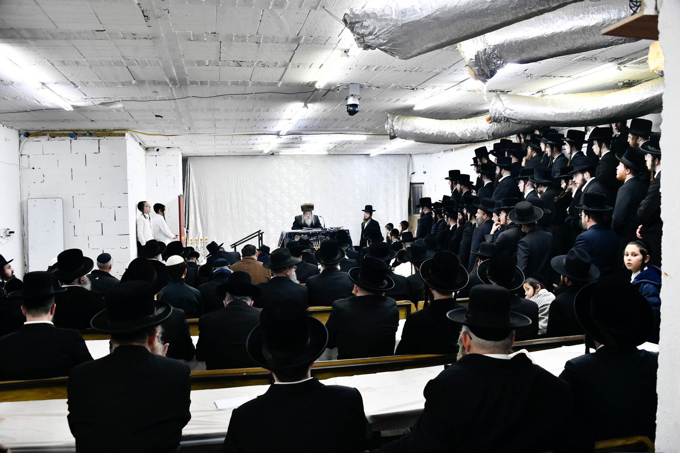 האדמו"ר מטולנא בהדלקת נרות חנוכה