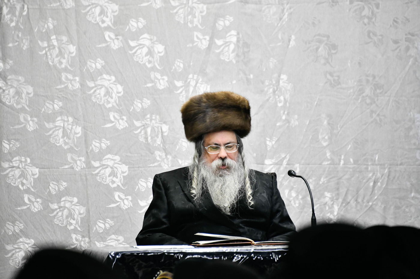 האדמו"ר מטולנא בהדלקת נרות חנוכה