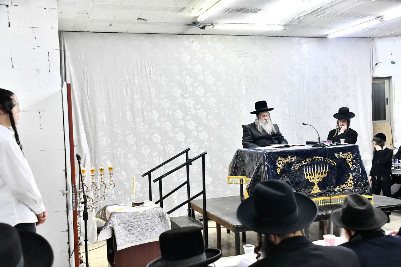 האדמו"ר מטולנא בהדלקת נרות חנוכה