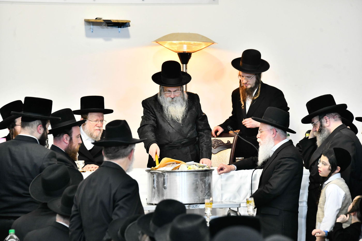 זאת חנוכה בחצה"ק טולנא