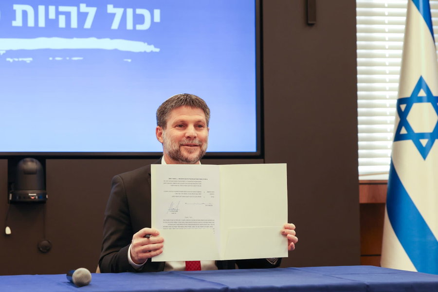 סמוטריץ' חתם על צו לפטור ממס עד 130 דולר בייבוא אישי