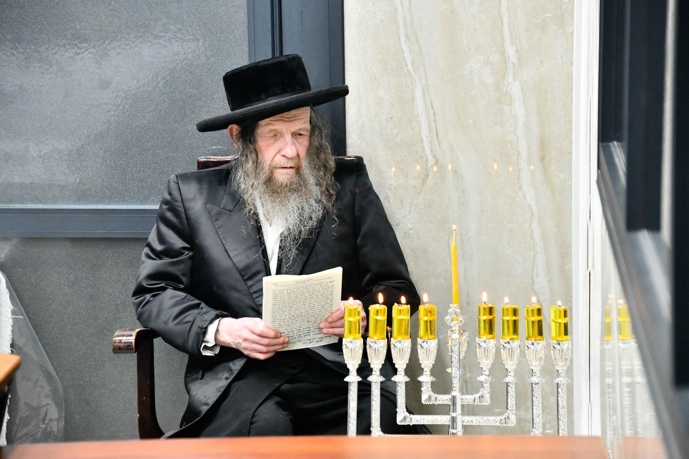 האדמו"ר מלעלוב ניקלשבורג בהדלקת נרות חנוכה