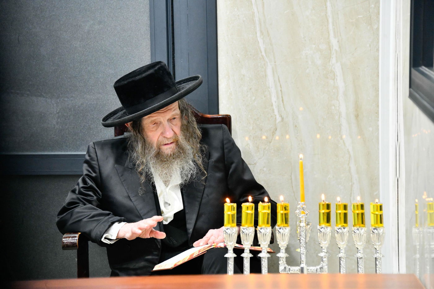 האדמו"ר מלעלוב ניקלשבורג בהדלקת נרות חנוכה