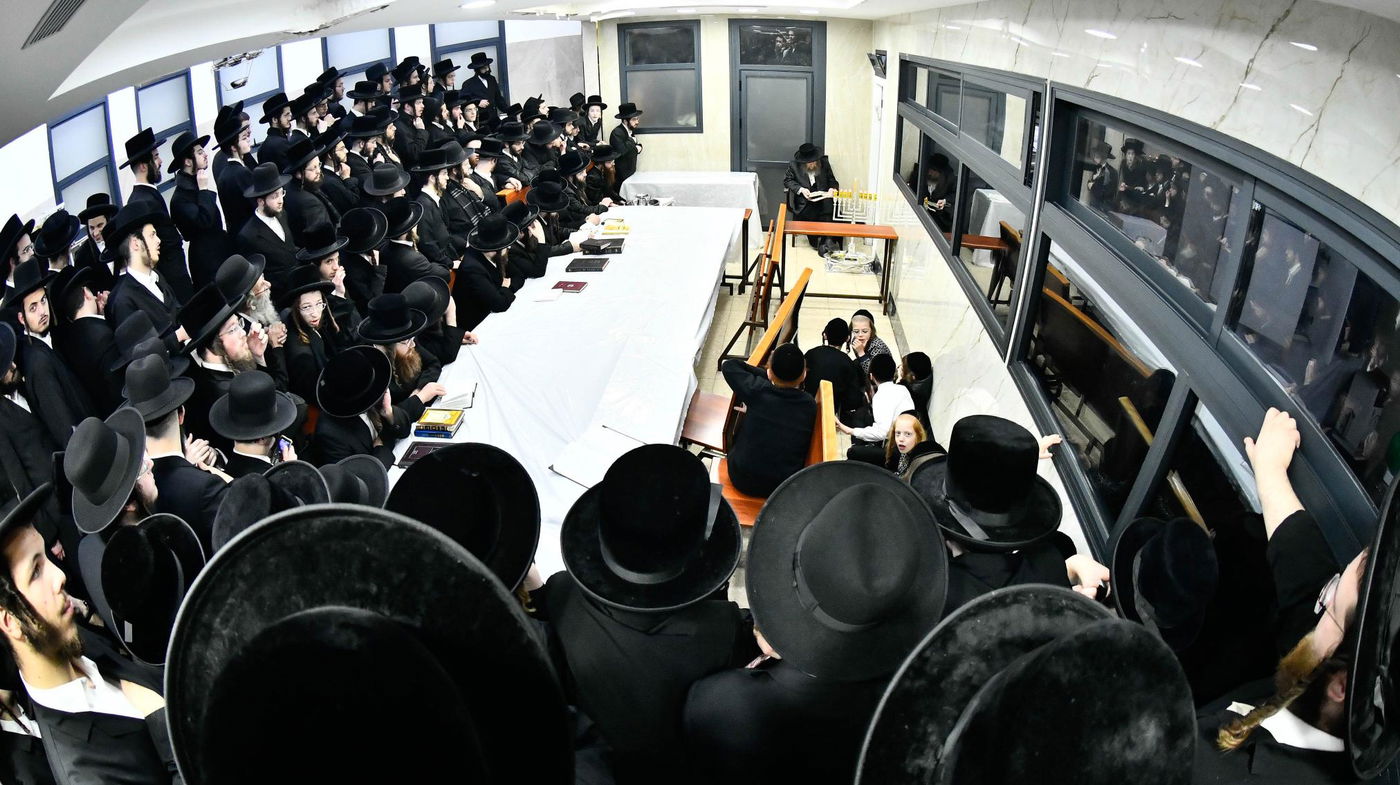 האדמו"ר מלעלוב ניקלשבורג בהדלקת נרות חנוכה