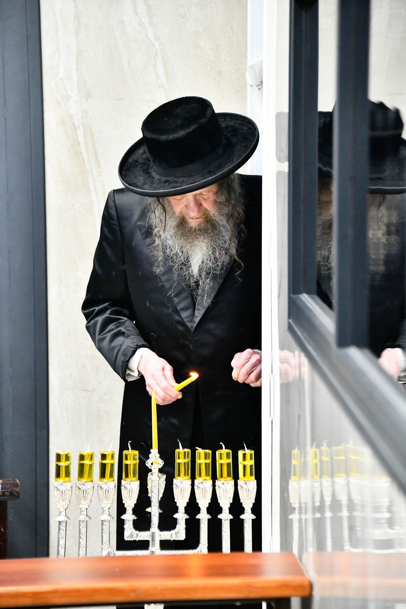 האדמו"ר מלעלוב ניקלשבורג בהדלקת נרות חנוכה