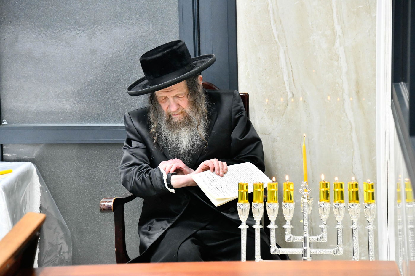 האדמו"ר מלעלוב ניקלשבורג בהדלקת נרות חנוכה