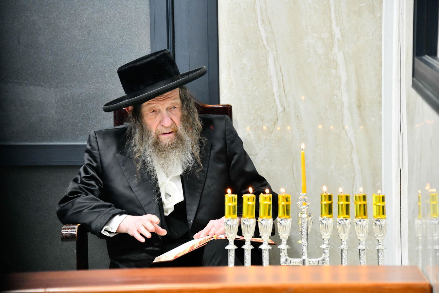 האדמו"ר מלעלוב ניקלשבורג בהדלקת נרות חנוכה