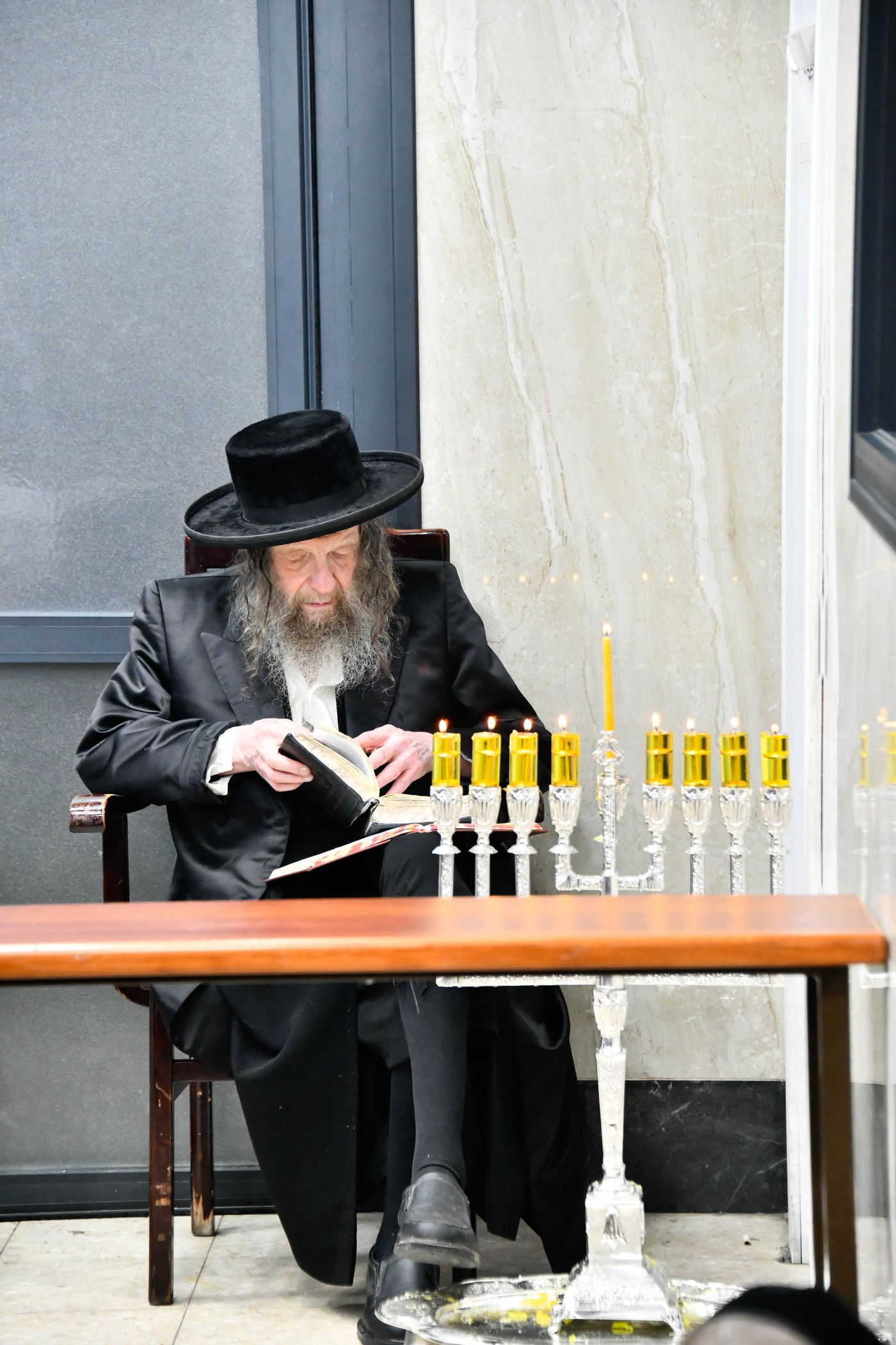 האדמו"ר מלעלוב ניקלשבורג בהדלקת נרות חנוכה