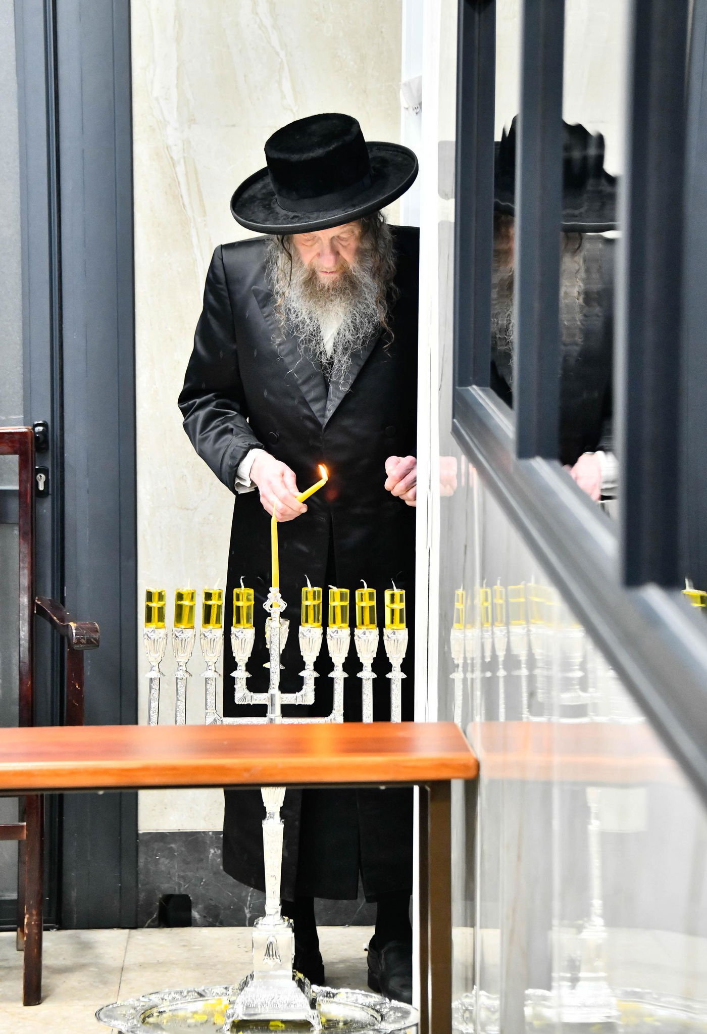 האדמו"ר מלעלוב ניקלשבורג בהדלקת נרות חנוכה